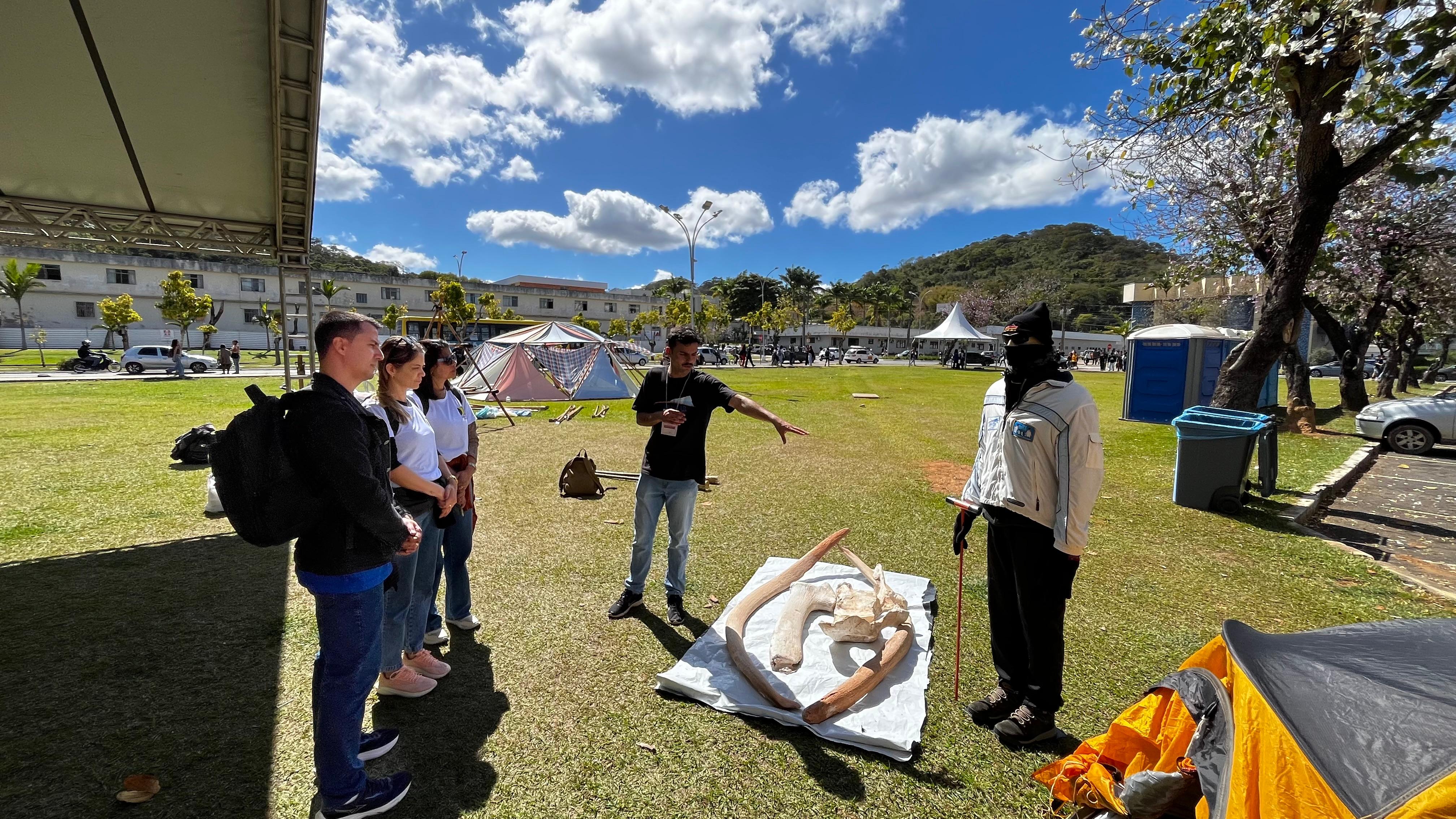 Estagiário do Terrantar apresentando a barraca polar e explicando sobre a vivência na Antártica