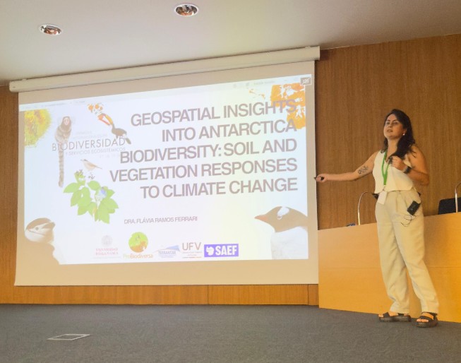 Flávia Ramos Ferrari durante apresentação na Universidade de Salamanca.