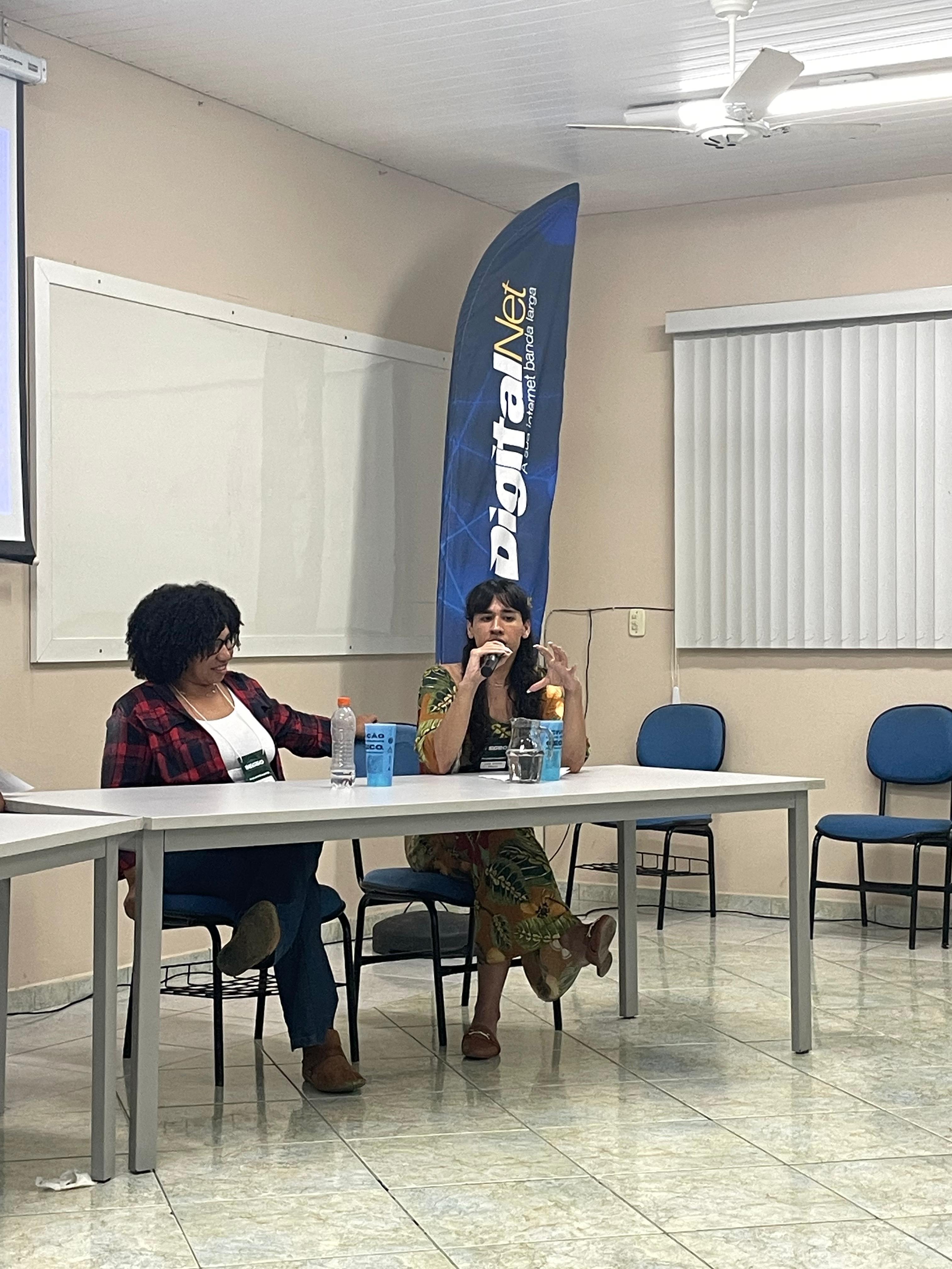 Participação de Gabe durante a mesa-redonda